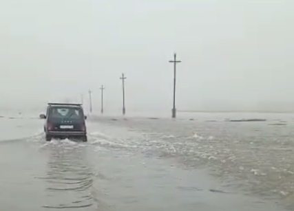 Разлив Дона затопил федеральную трассу под Волгоградом: видео