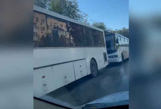 Колонну автобусов у воинской части сняли на видео в Волгоградской области