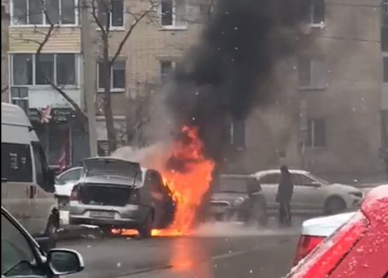 В центре Волгограда загорелась машина: видео с места ЧП