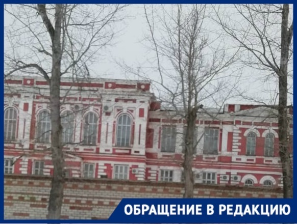 Потолок угрожает рухнуть на головы кадетов в школе Урюпинска: штукатурка уже вовсю сыпется