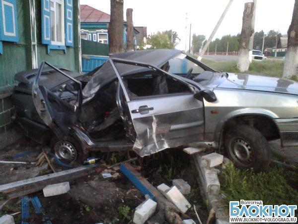 Под Волгоградом рабочий маслозавода  врезался в столб: погиб пассажир