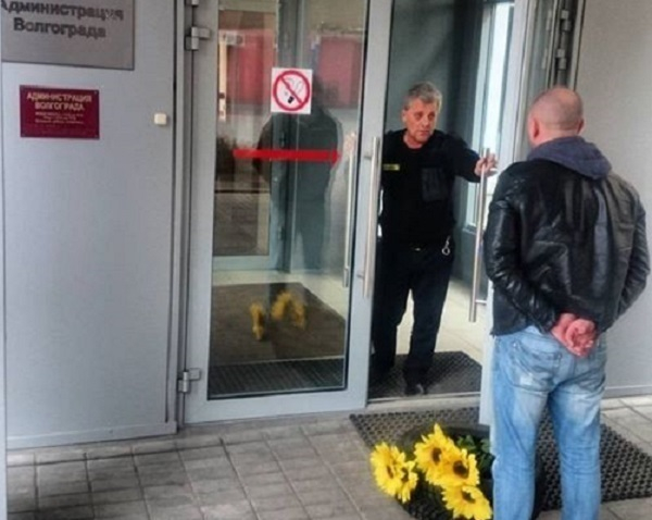 Сити-менеджеру Волгограда Чунакову намекнули на проводы букетом подсолнухов в пробитом колесе