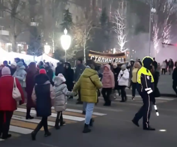 В центре Волгограда группа людей скандирует «За Сталинград»: видео