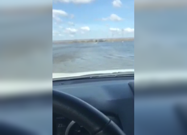 Превратившая трассу в озеро «большая вода» попала на видео под Иловлей