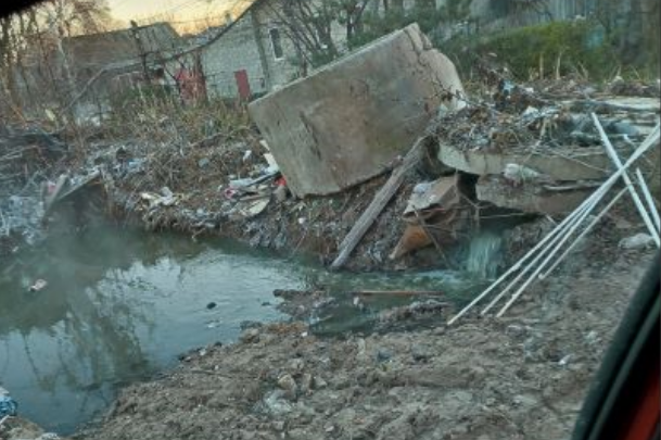 Волгоградцы забили канализацию мусором и прокладками: все стекло в овраг
