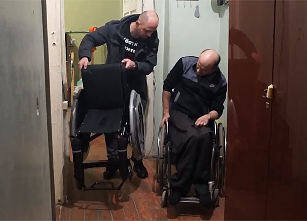 Чиновники Волгограда трижды выделяли инвалиду коляски, на которых он не мог попасть домой