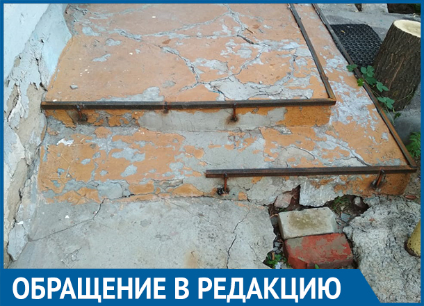 Куски арматуры впиваются в ноги жильцов во дворе дома на западе Волгограда