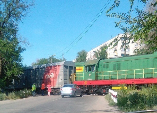 На юге Волгограда женщина на иномарке въехала под поезд