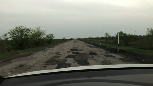 Волгоградка сняла на видео страшные провалы на трассе Волгоград- Быково