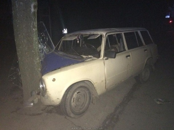 Под Волгоградом водитель ВАЗа влетел в световую опору: пострадал 8-летний ребенок