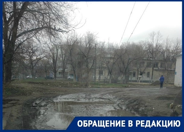 Ученики начальных классов тонут в грязи по дороге к школе №57 Волгограда