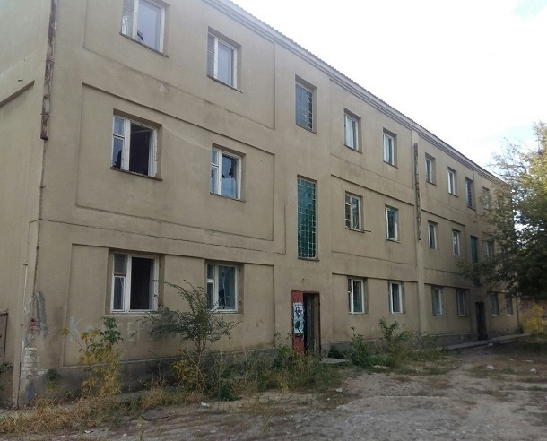 Бомжи оккупировали волгоградское общежитие и пугают местных жителей