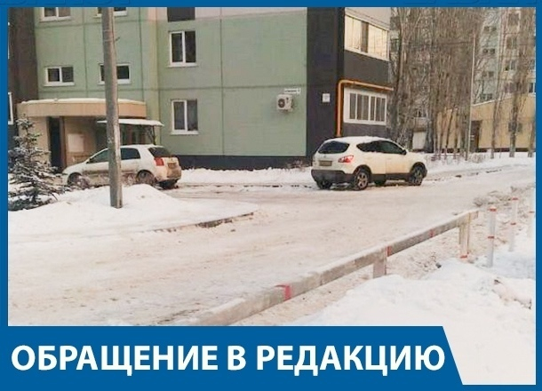 Жильцы волгоградской многоэтажки оказались заложниками из-за заваленного снегом шлагбаума