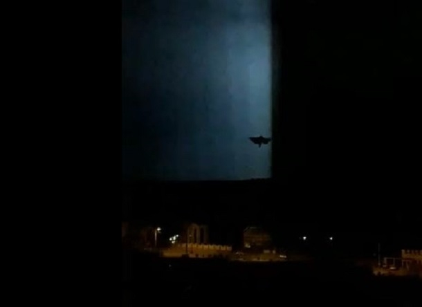 ﻿Чудовище в небе попало на видео волгоградца во время съемки молнии