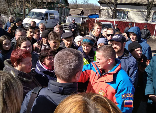 Волгоградский губернатор вышел к толпе пострадавших от наводнения в окружении силовиков