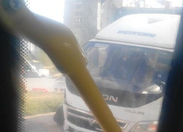 В Волгограде на Второй Продольной китайский грузовик протаранил столб