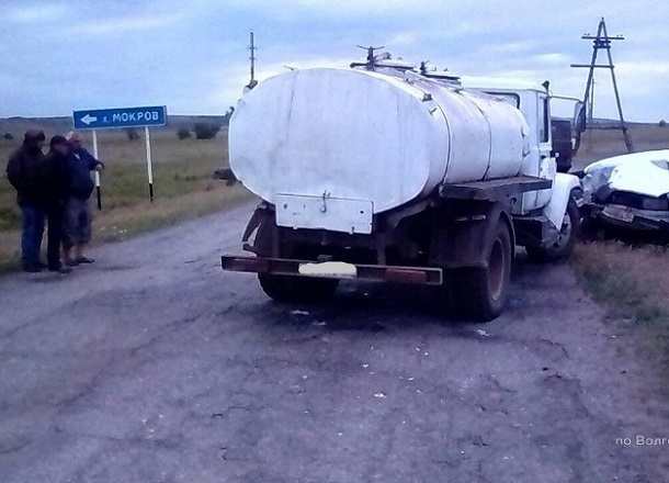 Молоковоз и ВАЗ столкнулись в Волгоградской области: один погиб, трое пострадали