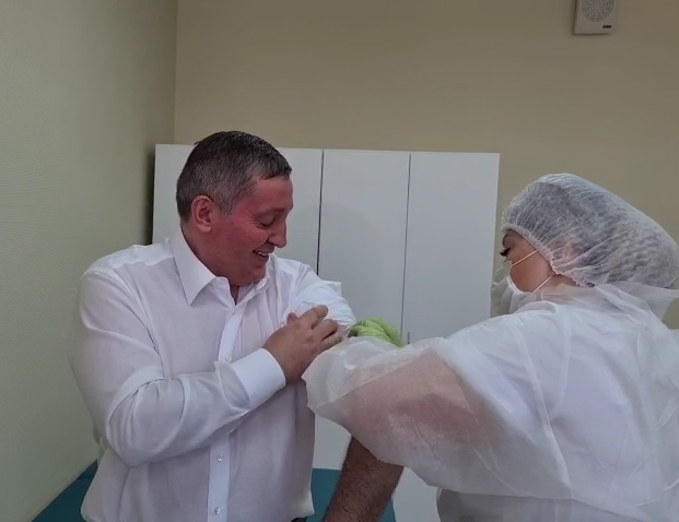 Губернатор Андрей Бочаров c шутками вакцинировался от СOVID-19