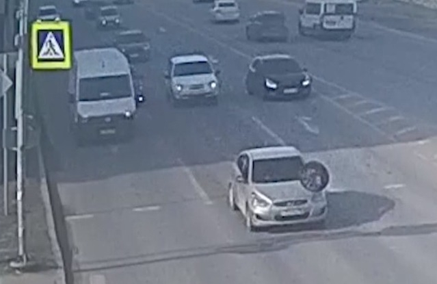 Оторвавшееся колесо влетело в авто в центре Волгограда: видео