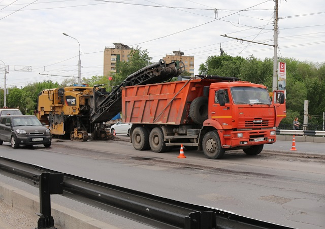 15 лет спустя: На Астраханском мосту восстанавливают дорожное покрытие