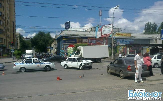 В Волгограде авто-леди не уступила «шестерке»
