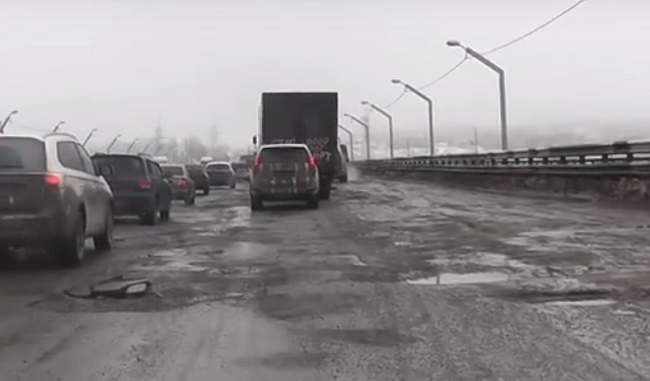 Президента РФ просят проконтролировать ремонт дорог в Волгограде