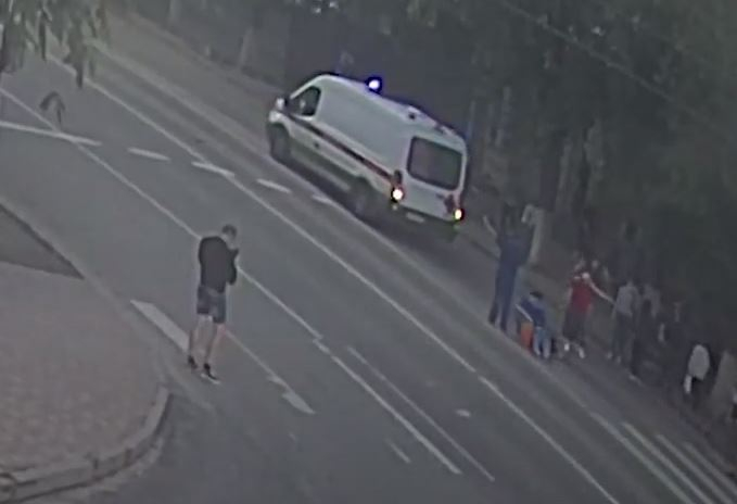 На видео попало ДТП с 15-летним водителем электросамоката, сбившим волгоградку на переходе