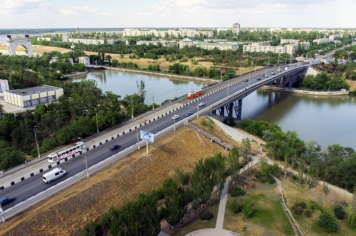 Мужчина разбился, упав с моста в Волгограде
