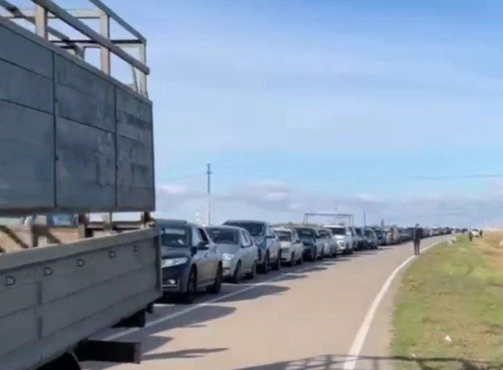 На волгоградской границе с Казахстаном для покидающих страну мужчин включили гимн России: видео