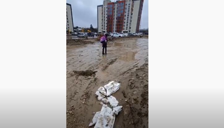 «Месим грязь»: жители ЖК «Традиция» в Волгограде пожаловались на бездорожье
