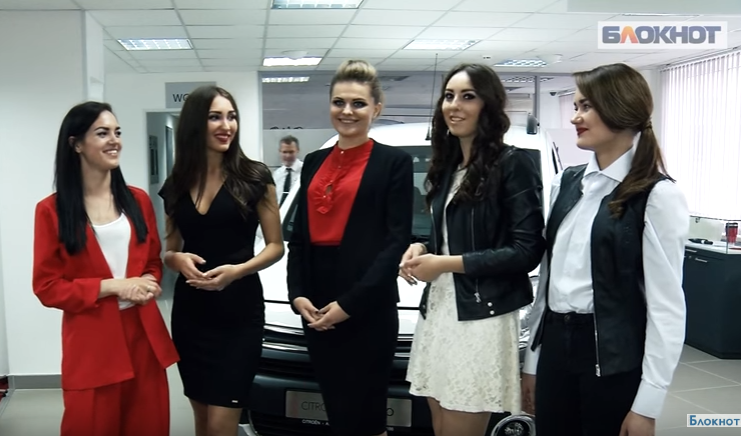 Участницы конкурса «Мисс Блокнот Волгоград-2016» в 3-м этапе тщетно ищут домкрат