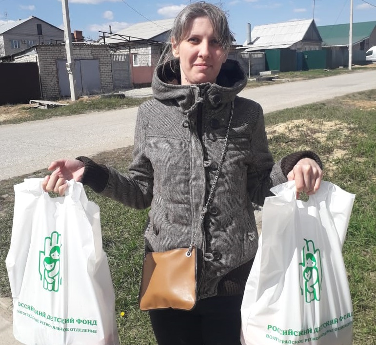 Многодетным семьям в Волгограде выдали продуктовые наборы