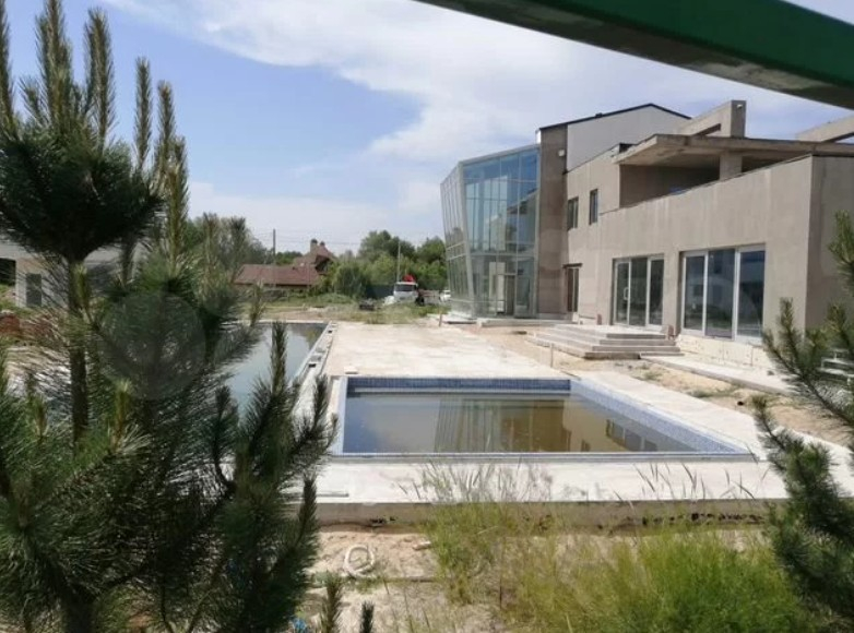 Недостроенный коттедж с чудо-бассейном и видом на центр Волгограда продают за 70 миллионов: что удивило