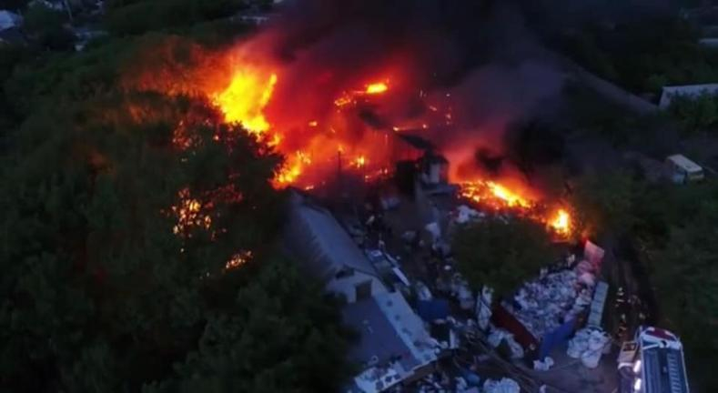 60 пожарных тушили горящий склад в Краснооктябрьском районе Волгограда