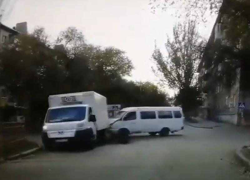 На видео попало, как маршрутка протаранила грузовик в Волгограде