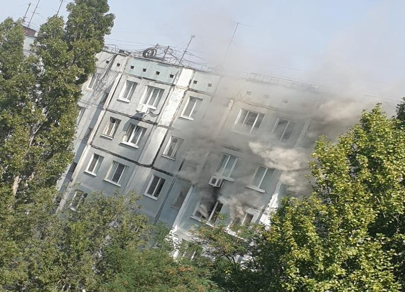 Жильцы надышались едким дымом, а хозяйка чудом спаслась: сильный пожар тушили в квартире в Волгограде