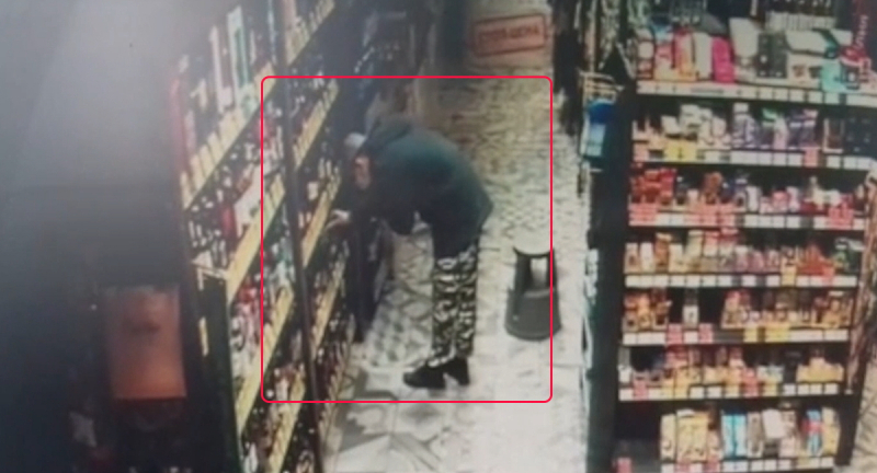 Кража элитного алкоголя в магазине в Волгоградской области попала на видео