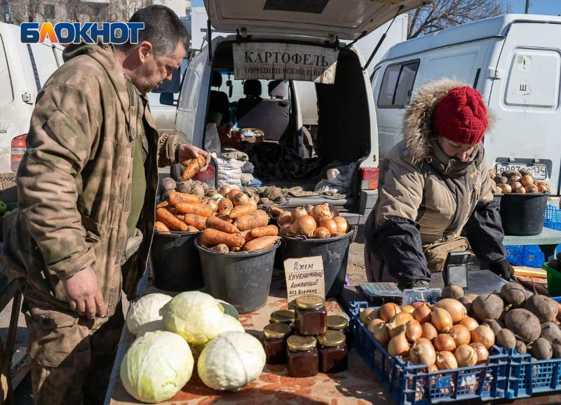 В Волгограде рекордными темпами взлетели ценники на  лук и морковь