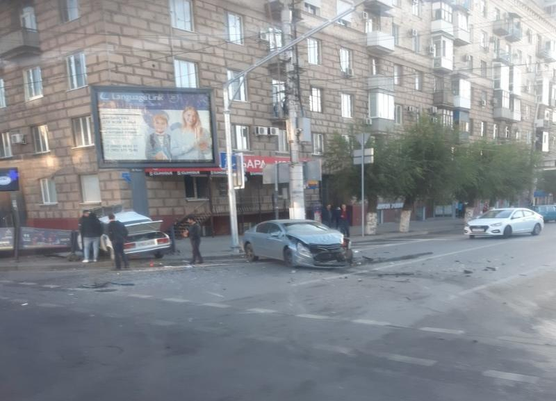 Новый светофор не помог: «семерка» протаранила забор на проблемном перекрестке Комсомольской в Волгограде
