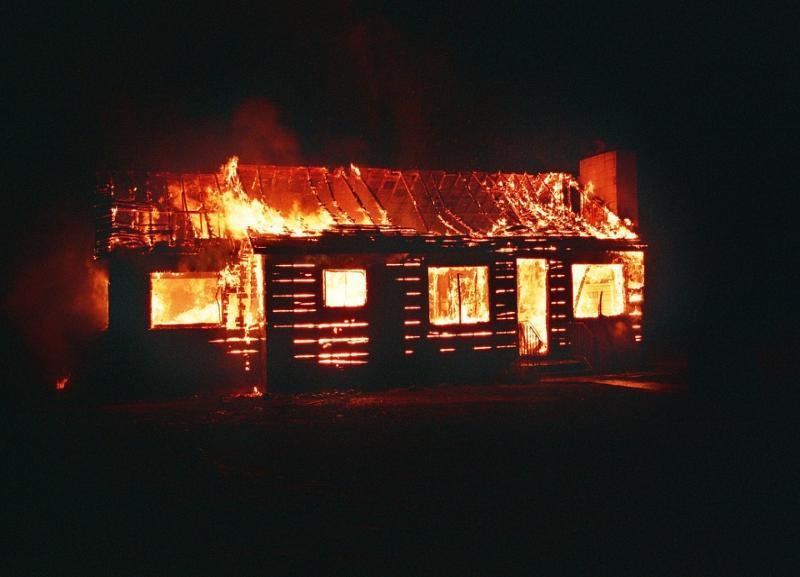 Дети баловались с огнём: пожар уничтожил постройки в селе под Волгоградом