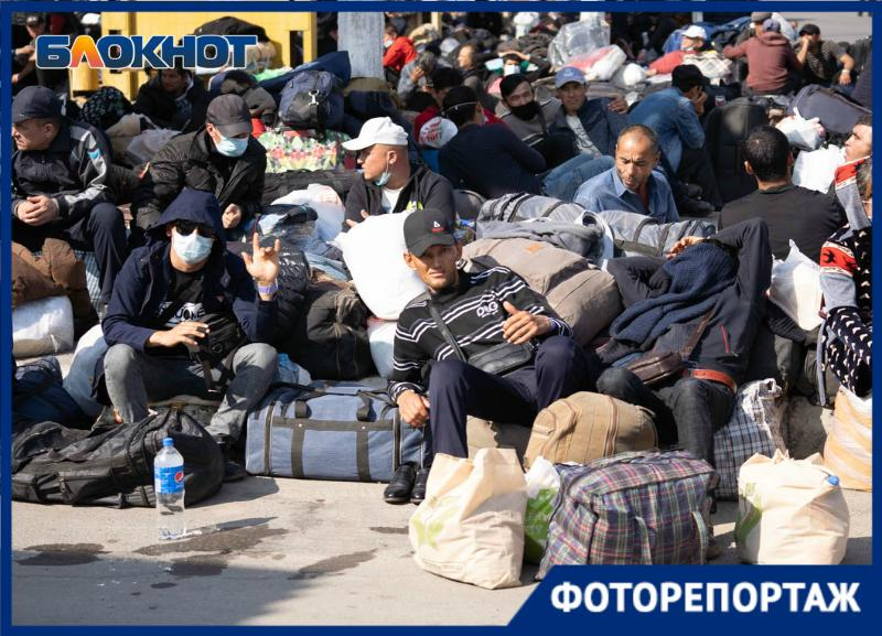 Три поезда отвезут тысячи беженцев в Узбекистан: разбитый ими в Волжском стихийный лагерь в объективе фотографа