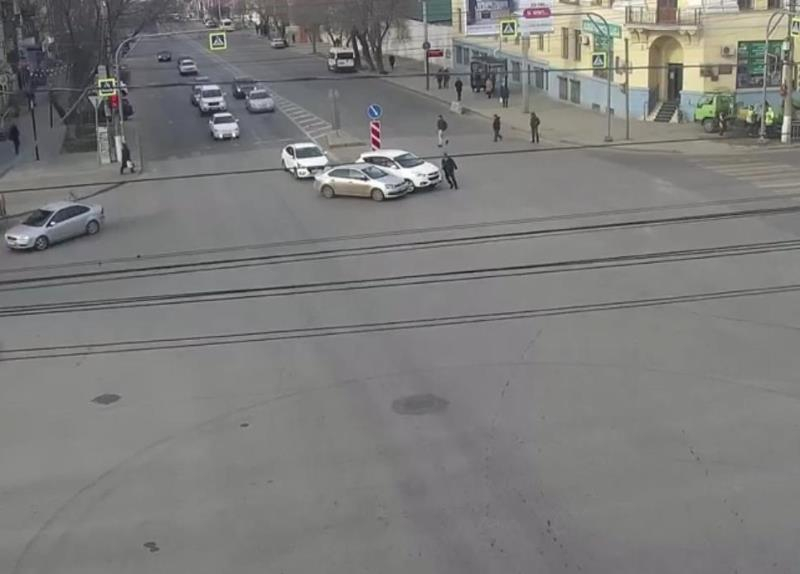 На видео попало ДТП в Центральном районе Волгограда  с участием двух иномарок
