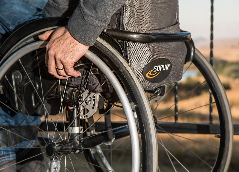 Мужчину на инвалидной коляске задавил водитель за рулем Hyundai в Волжском