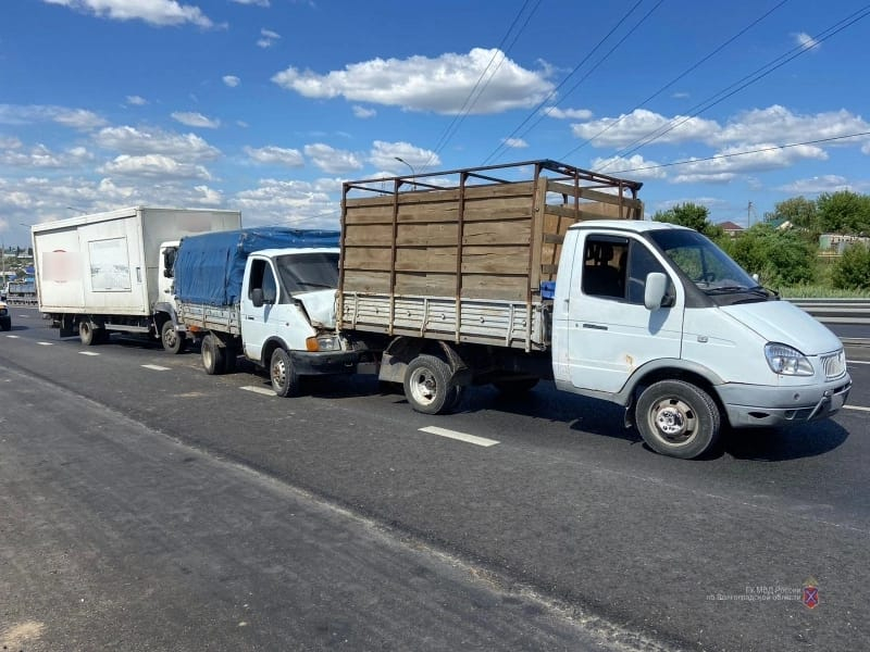 Фургон снес грузовик под Волгоградом: в ДТП выжил 30-летний мужчина