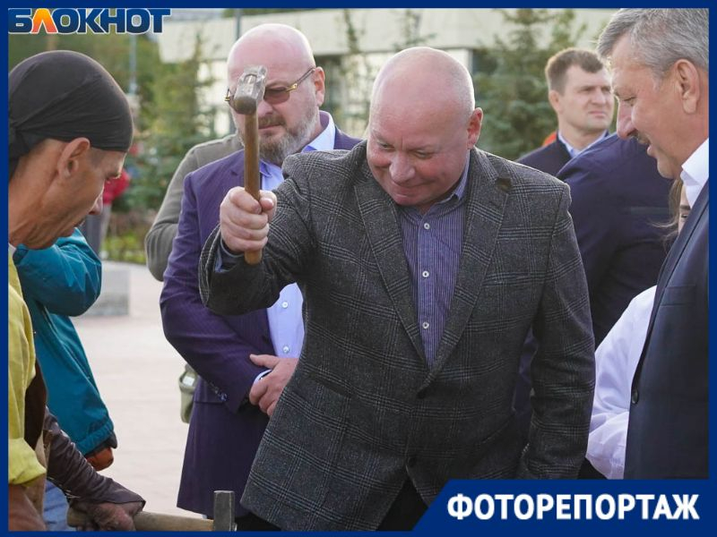 Бывший мэр Волгограда схватился за молоток на новом участке набережной