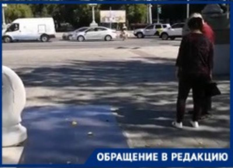 На видео попало, как волгоградцы рискуют жизнью на Комсомольской
