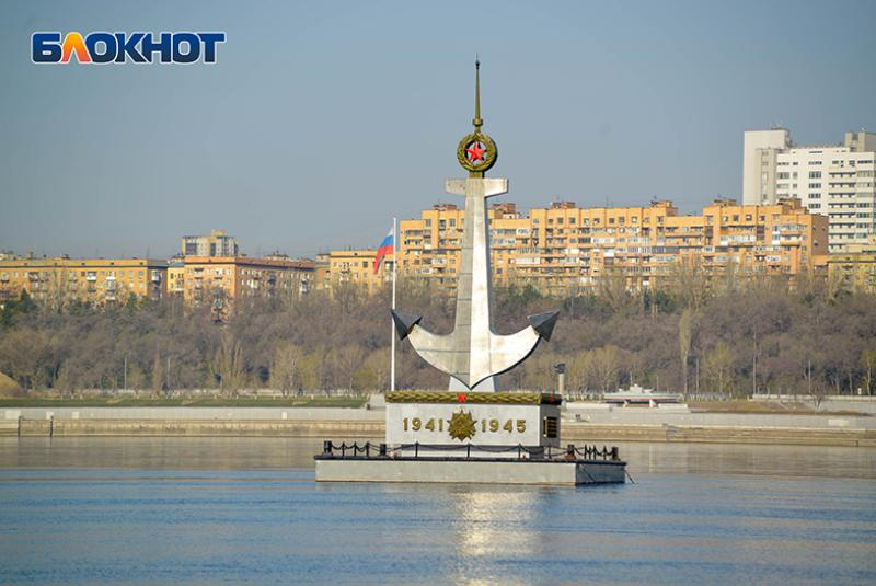 Плавучий памятник волжским речникам вернули на прежнее место в Волгограде