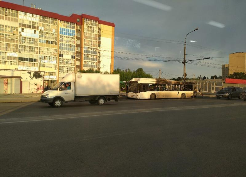 Причину пожара в загоревшемся автобусе в Волгограде назвали специалисты