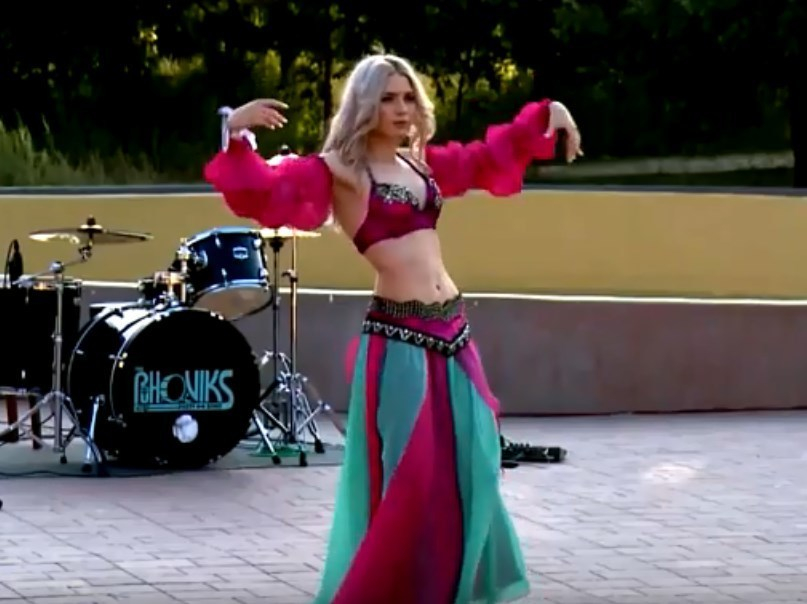 Финал конкурса «Мисс Блокнот Волгоград-2018»: в ответ на проверку школьных знаний красавица устроила танец живота