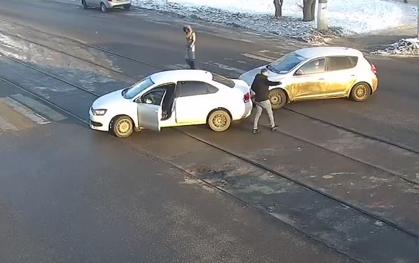 На видео попало ДТП двух иномарок на трамвайных путях в Волгограде